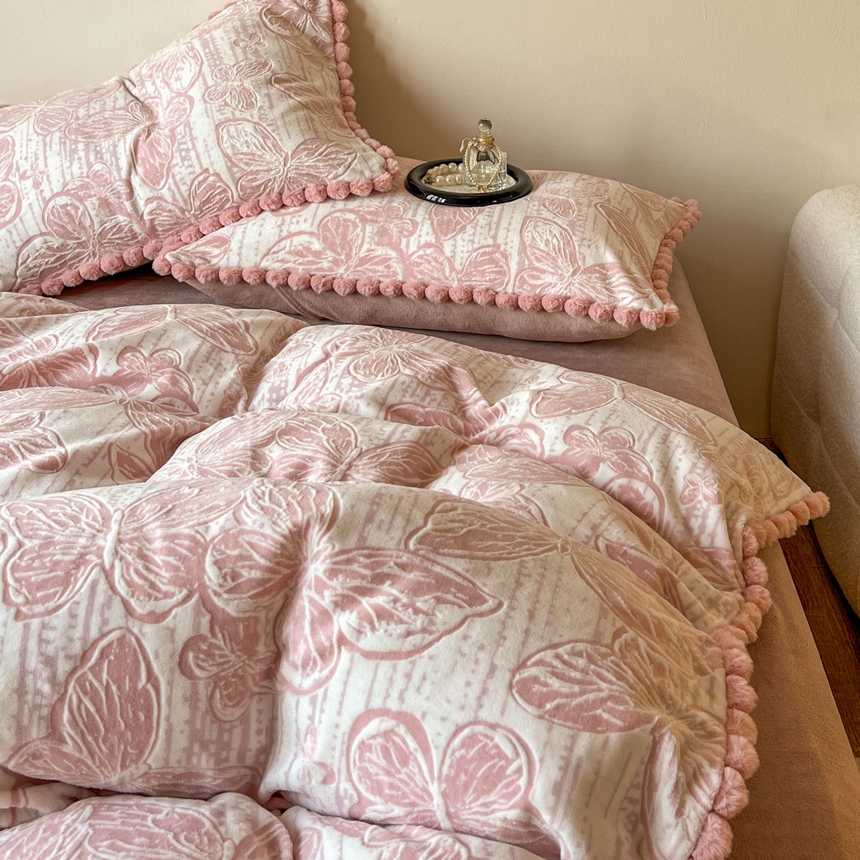 91家纺网 家纺一手货源 找家纺 梵克保罗 2025新款立体雕花绒球球四件套（提供买家秀） 花恋