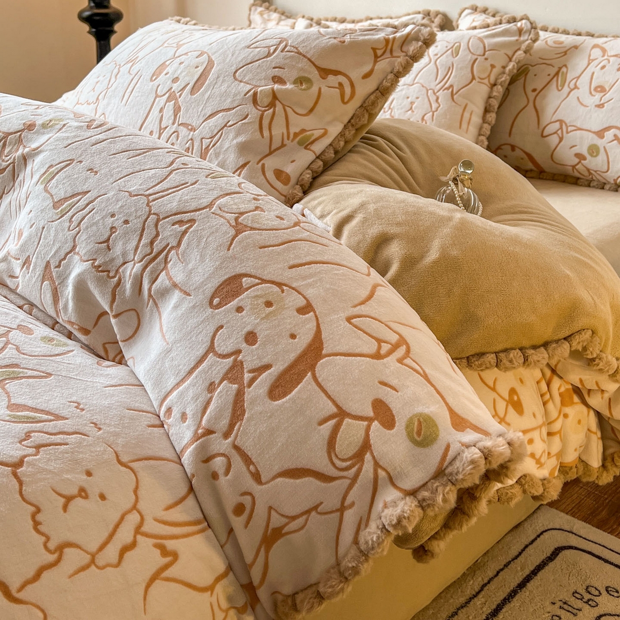 91家纺网 家纺一手货源 找家纺 梵克保罗 2025新款立体雕花绒球球四件套（提供买家秀） 狗狗乐园