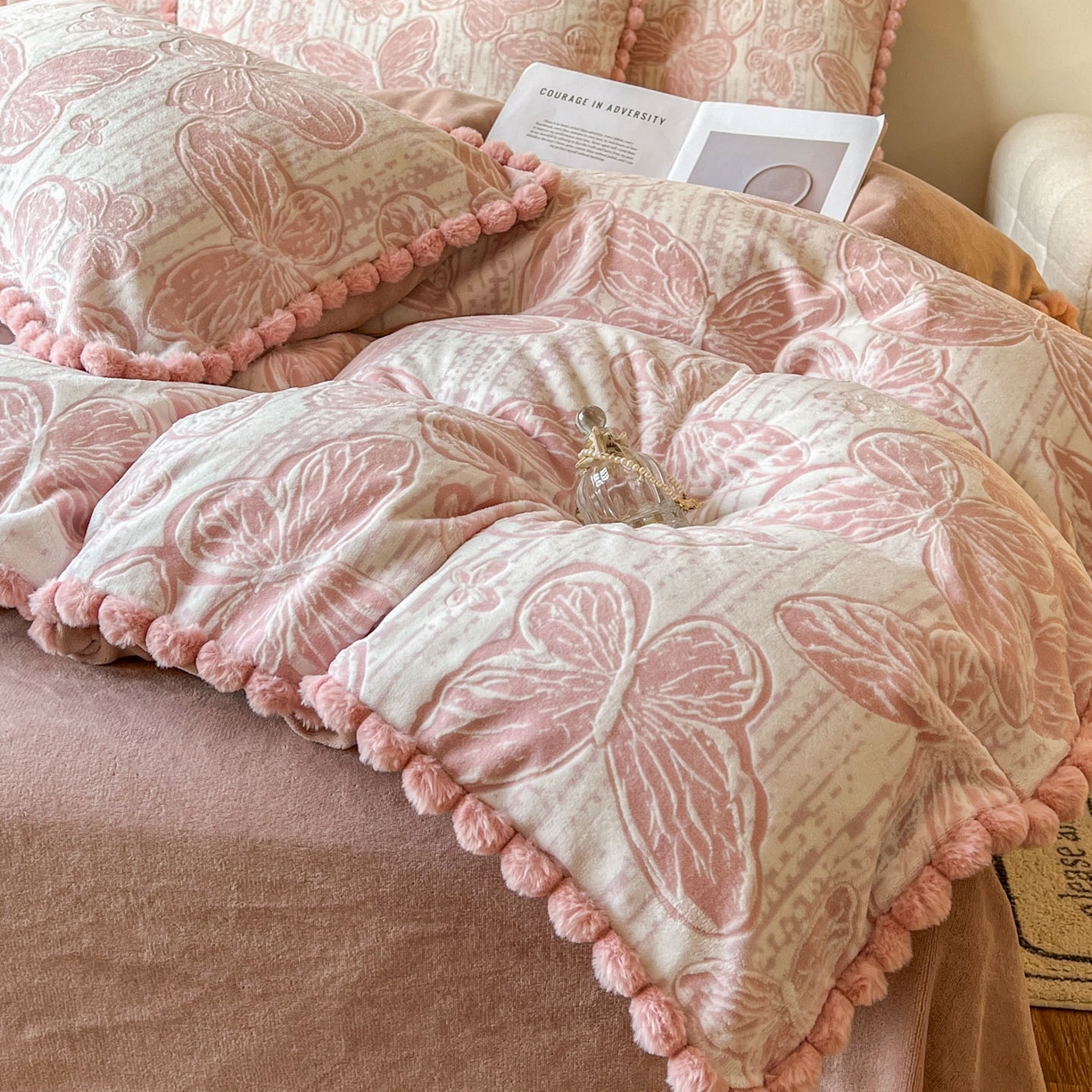 91家纺网 家纺一手货源 找家纺 梵克保罗 2025新款立体雕花绒球球四件套（提供买家秀） 花恋