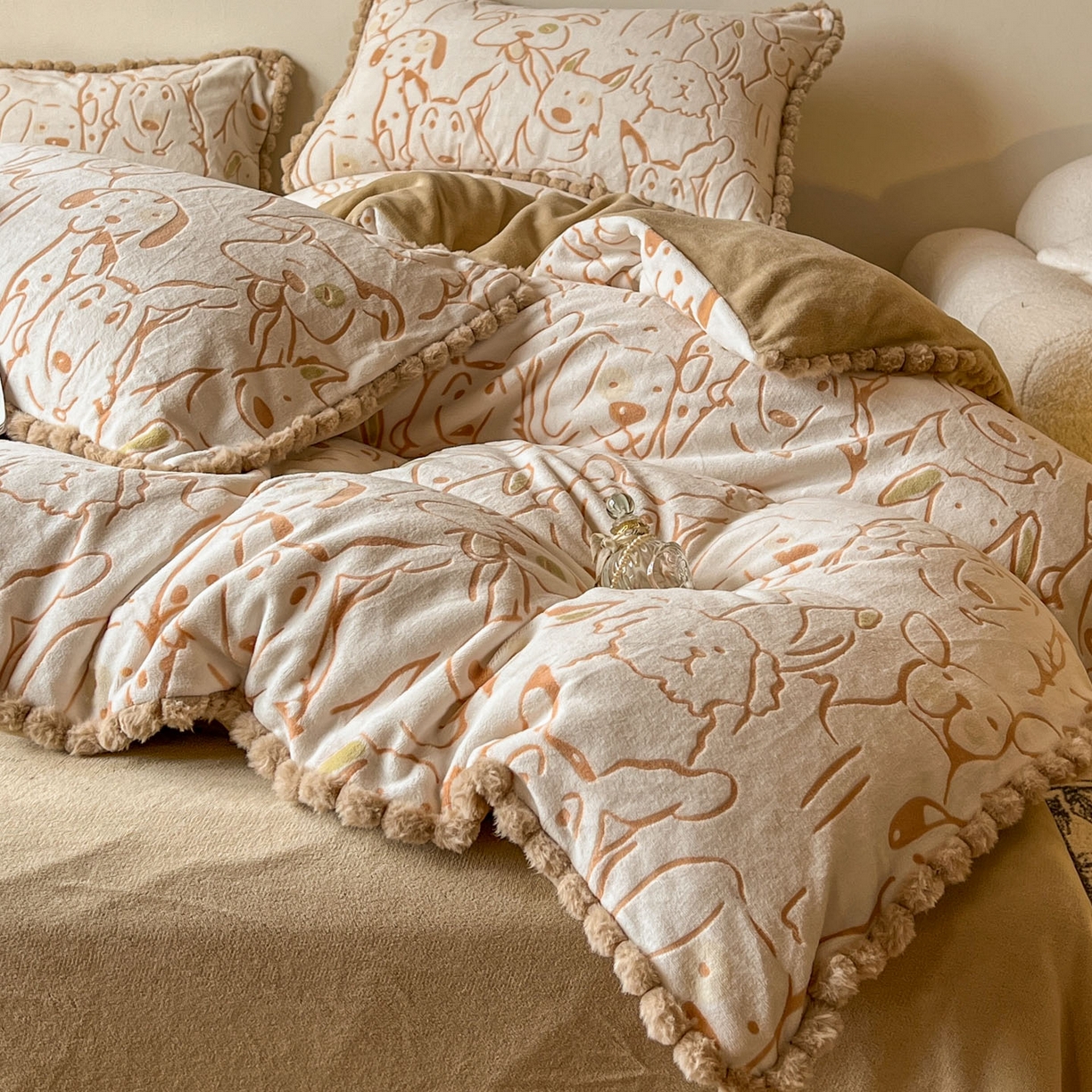 91家纺网 家纺一手货源 找家纺 梵克保罗 2025新款立体雕花绒球球四件套（提供买家秀） 狗狗乐园