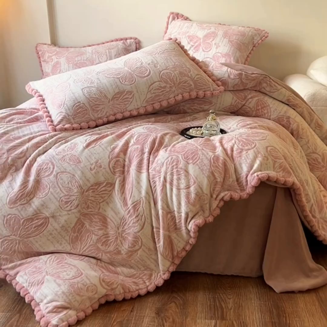 91家纺网 家纺一手货源 找家纺 梵克保罗 2025新款立体雕花绒球球四件套（提供买家秀） 花恋