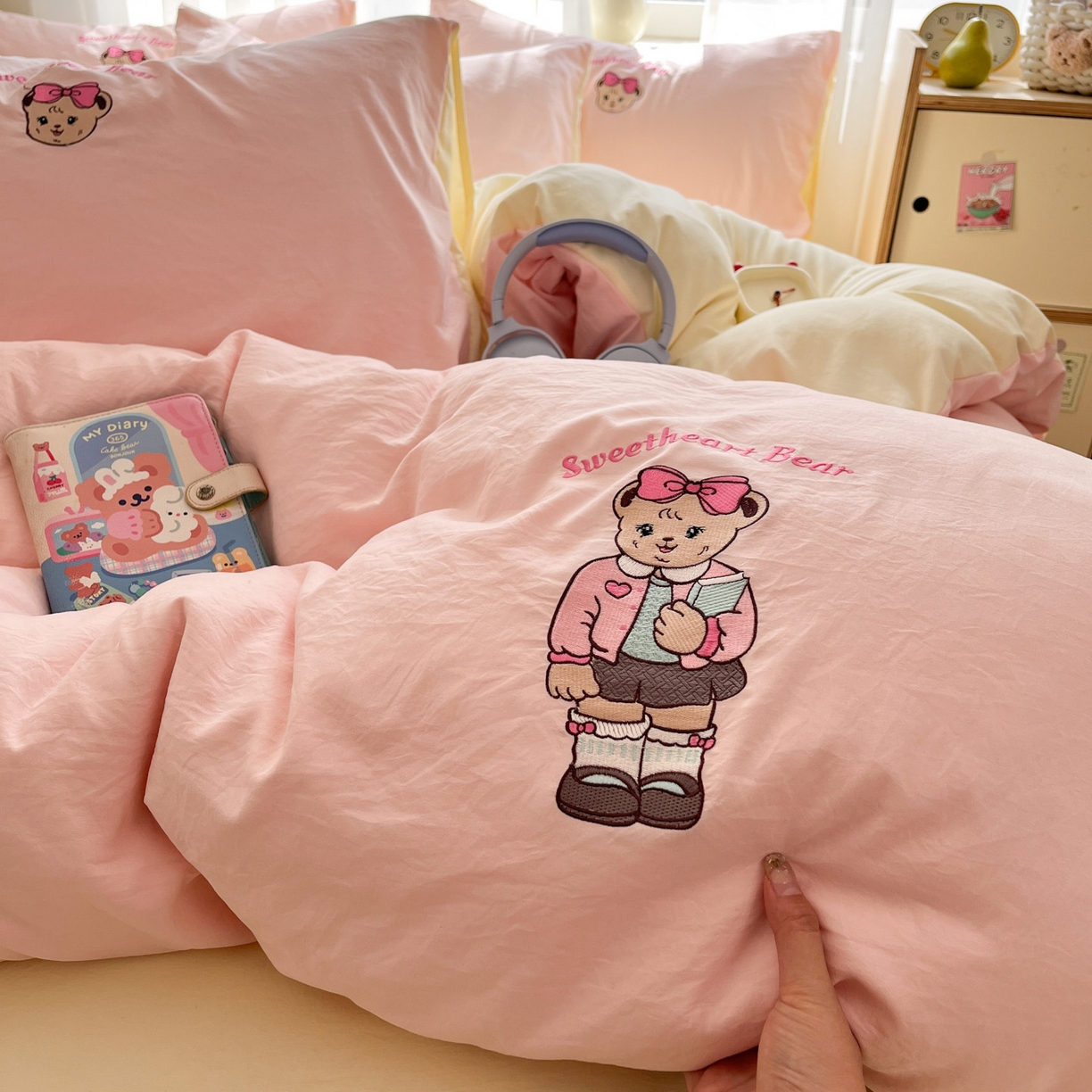 91家纺网 家纺一手货源 找家纺 优承佳生活馆 2026新款软糯云朵棉刺绣三件套四件套单被套小熊系列-系列一 甜蜜熊