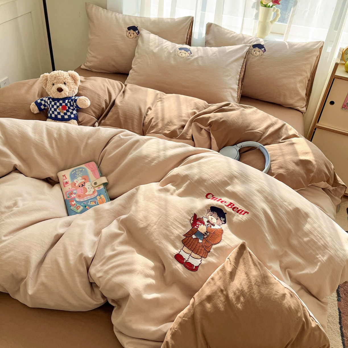 91家纺网 家纺一手货源 找家纺 优承佳生活馆 2026新款软糯云朵棉刺绣三件套四件套单被套小熊系列-系列一 休闲熊