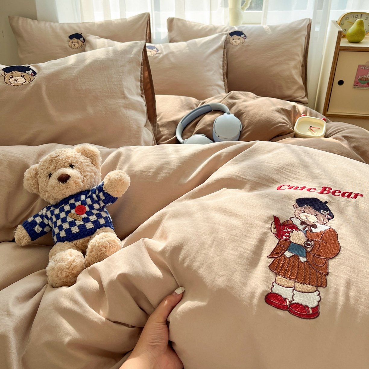 91家纺网 家纺一手货源 找家纺 优承佳生活馆 2026新款软糯云朵棉刺绣三件套四件套单被套小熊系列-系列一 休闲熊