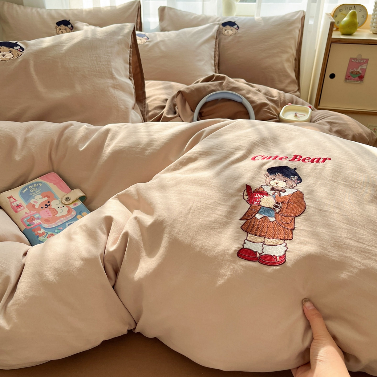 91家纺网 家纺一手货源 找家纺 优承佳生活馆 2026新款软糯云朵棉刺绣三件套四件套单被套小熊系列-系列一 休闲熊