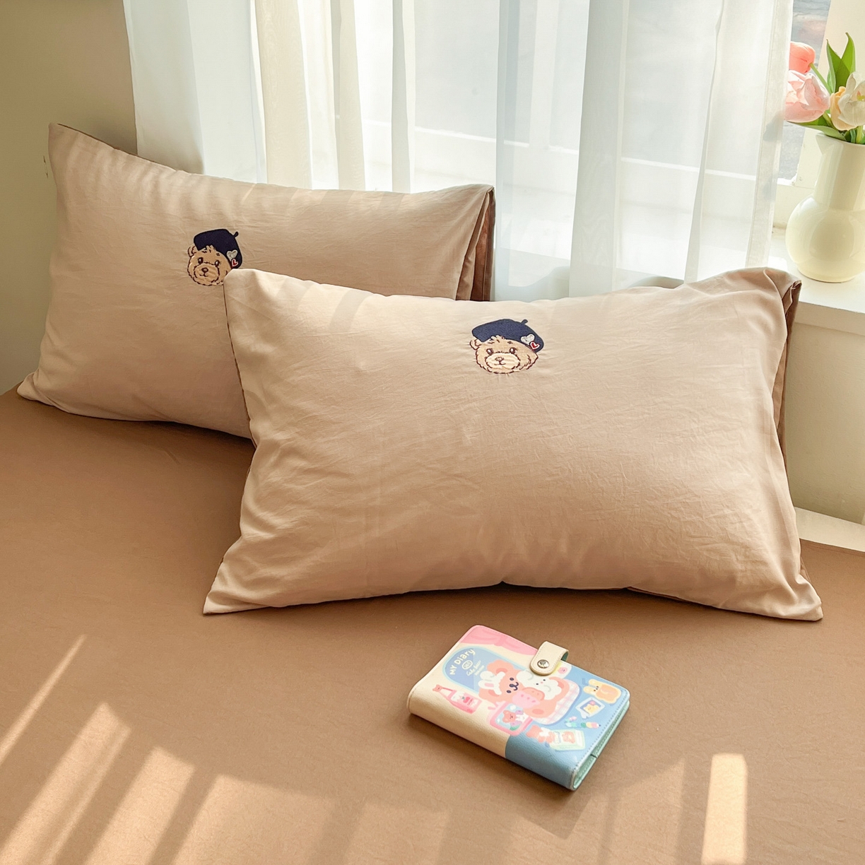 91家纺网 家纺一手货源 找家纺 优承佳生活馆 2026新款软糯云朵棉刺绣三件套四件套单被套小熊系列-系列一 休闲熊