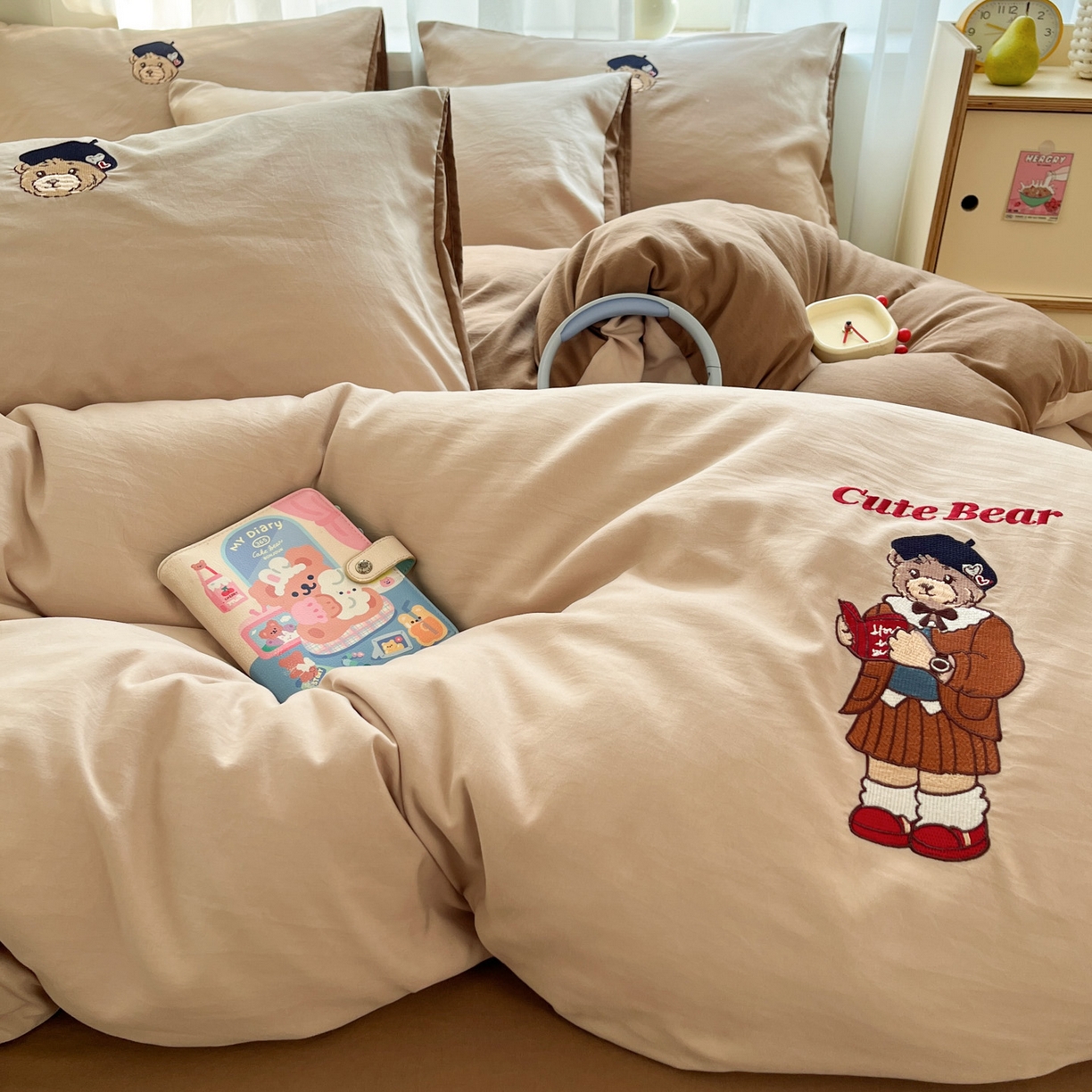 91家纺网 家纺一手货源 找家纺 优承佳生活馆 2026新款软糯云朵棉刺绣三件套四件套单被套小熊系列-系列一 休闲熊