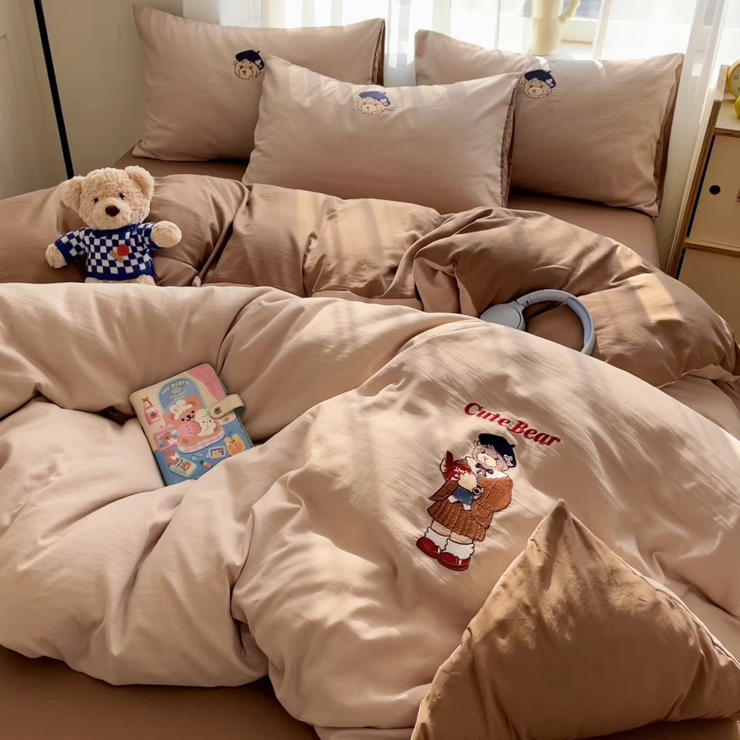 91家纺网 家纺一手货源 找家纺 优承佳生活馆 2026新款软糯云朵棉刺绣三件套四件套单被套小熊系列-系列一 休闲熊