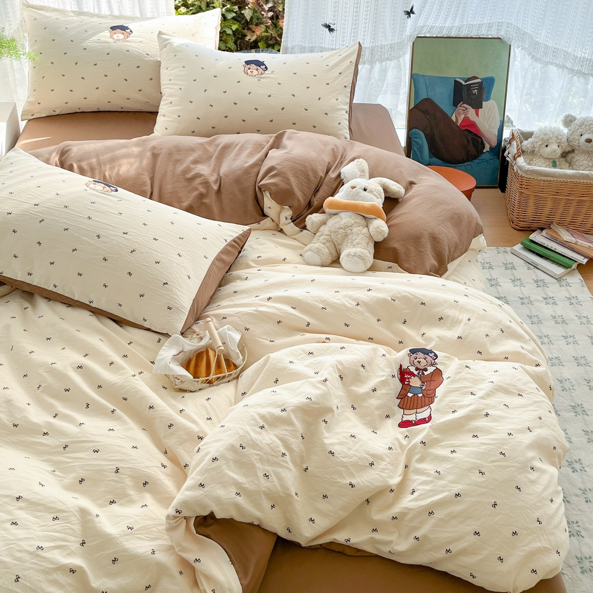 91家纺网 家纺一手货源 找家纺 优承佳生活馆 2026新款软糯云朵棉刺绣三件套四件套单被套小熊系列-系列二 看书熊