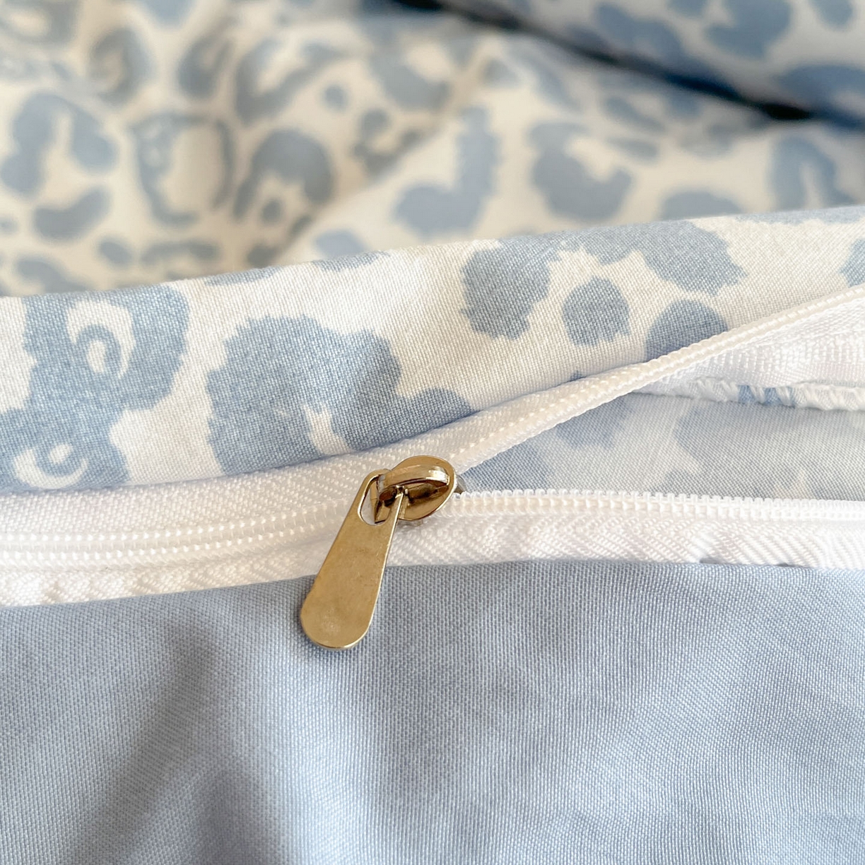 91家纺网 家纺一手货源 找家纺 优承佳生活馆 2026新款软糯云朵棉刺绣三件套四件套单被套小熊系列-系列二 豹纹熊仔