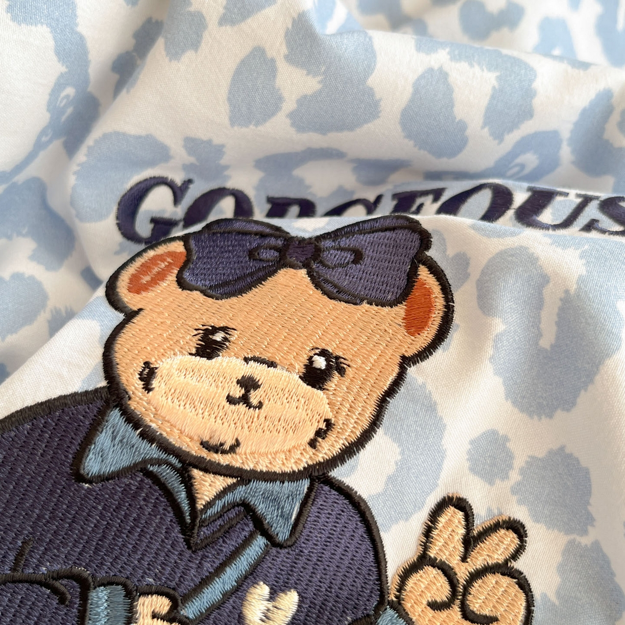 91家纺网 家纺一手货源 找家纺 优承佳生活馆 2026新款软糯云朵棉刺绣三件套四件套单被套小熊系列-系列二 豹纹熊仔