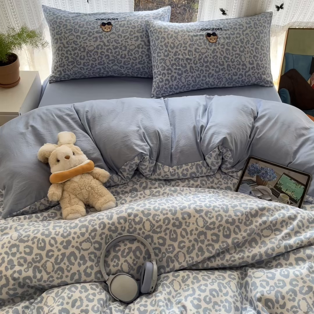 91家纺网 家纺一手货源 找家纺 优承佳生活馆 2026新款软糯云朵棉刺绣三件套四件套单被套小熊系列-系列二 豹纹熊仔