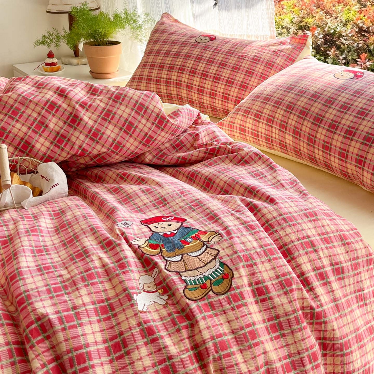 91家纺网 家纺一手货源 找家纺 优承佳生活馆 2026新款软糯云朵棉刺绣三件套四件套单被套小熊系列-系列二 红帽小熊