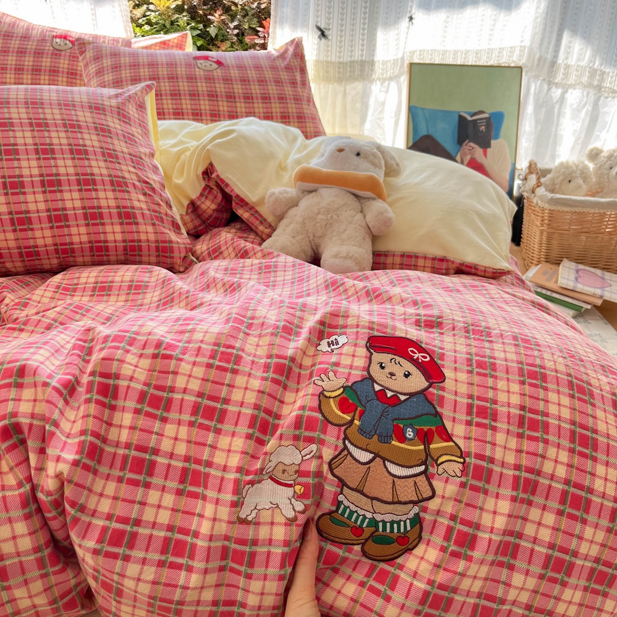 91家纺网 家纺一手货源 找家纺 优承佳生活馆 2026新款软糯云朵棉刺绣三件套四件套单被套小熊系列-系列二 红帽小熊