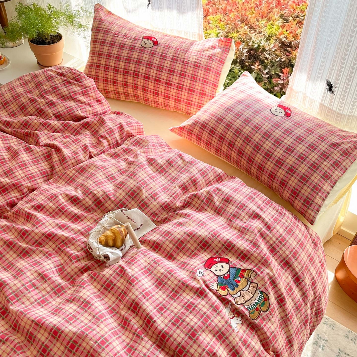 91家纺网 家纺一手货源 找家纺 优承佳生活馆 2026新款软糯云朵棉刺绣三件套四件套单被套小熊系列-系列二 红帽小熊