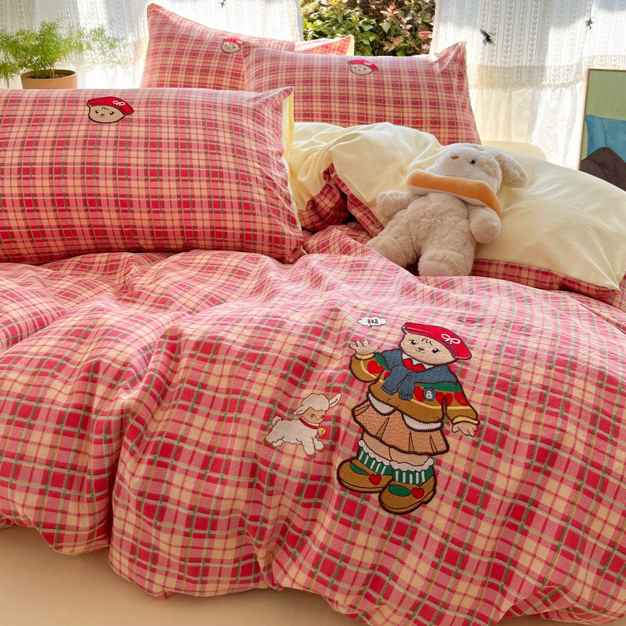 91家纺网 家纺一手货源 找家纺 优承佳生活馆 2026新款软糯云朵棉刺绣三件套四件套单被套小熊系列-系列二 红帽小熊