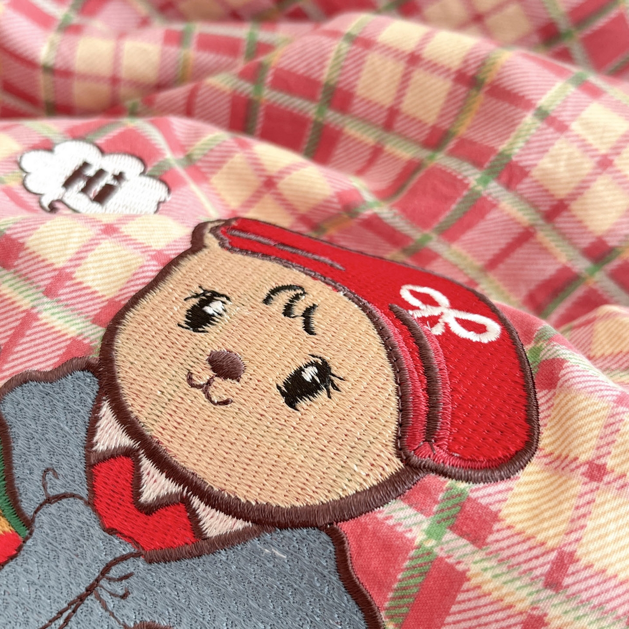 91家纺网 家纺一手货源 找家纺 优承佳生活馆 2026新款软糯云朵棉刺绣三件套四件套单被套小熊系列-系列二 红帽小熊