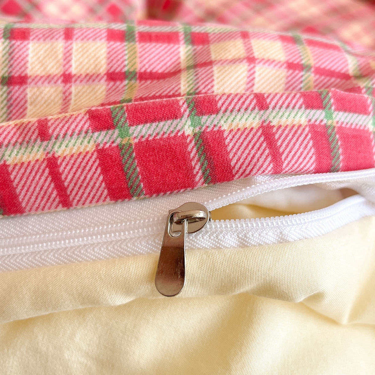 91家纺网 家纺一手货源 找家纺 优承佳生活馆 2026新款软糯云朵棉刺绣三件套四件套单被套小熊系列-系列二 红帽小熊