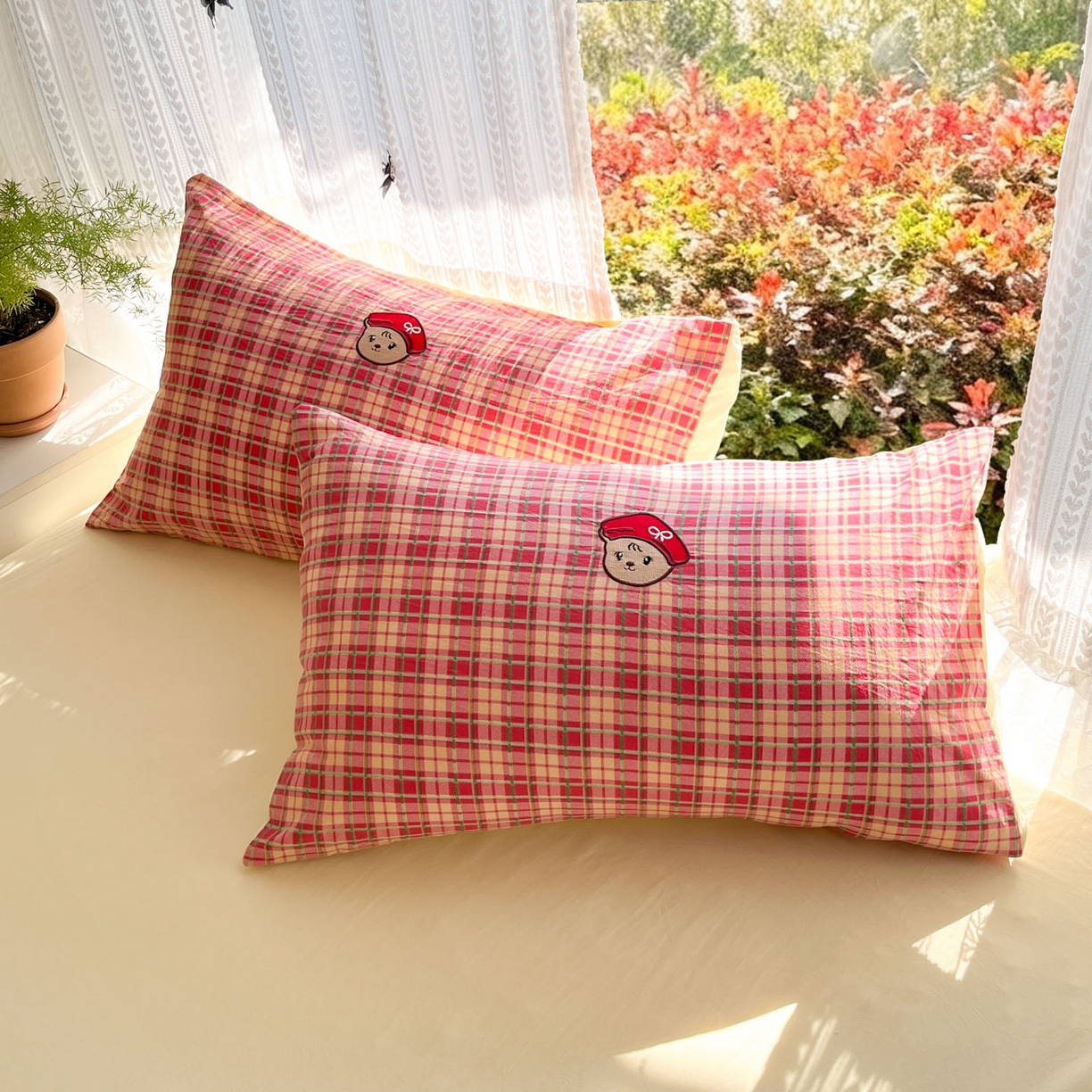 91家纺网 家纺一手货源 找家纺 优承佳生活馆 2026新款软糯云朵棉刺绣三件套四件套单被套小熊系列-系列二 红帽小熊