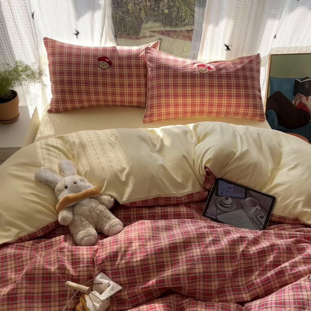 91家纺网 家纺一手货源 找家纺 优承佳生活馆 2026新款软糯云朵棉刺绣三件套四件套单被套小熊系列-系列二 红帽小熊