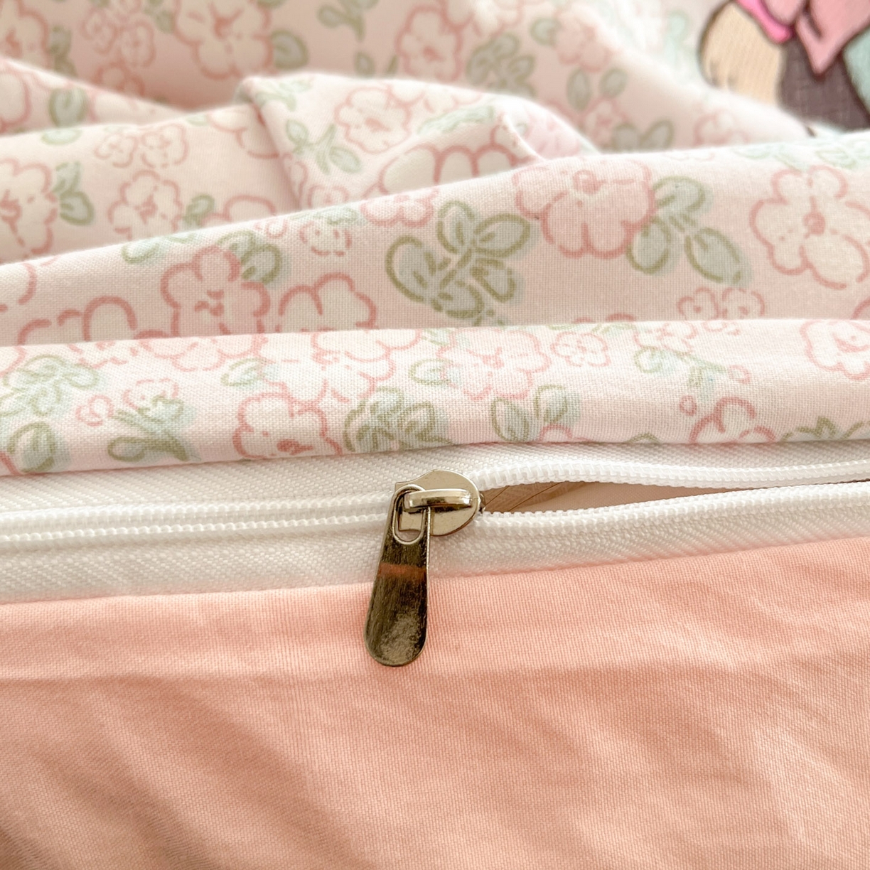 91家纺网 家纺一手货源 找家纺 优承佳生活馆 2026新款软糯云朵棉刺绣三件套四件套单被套小熊系列-系列二 蝴蝶结小熊