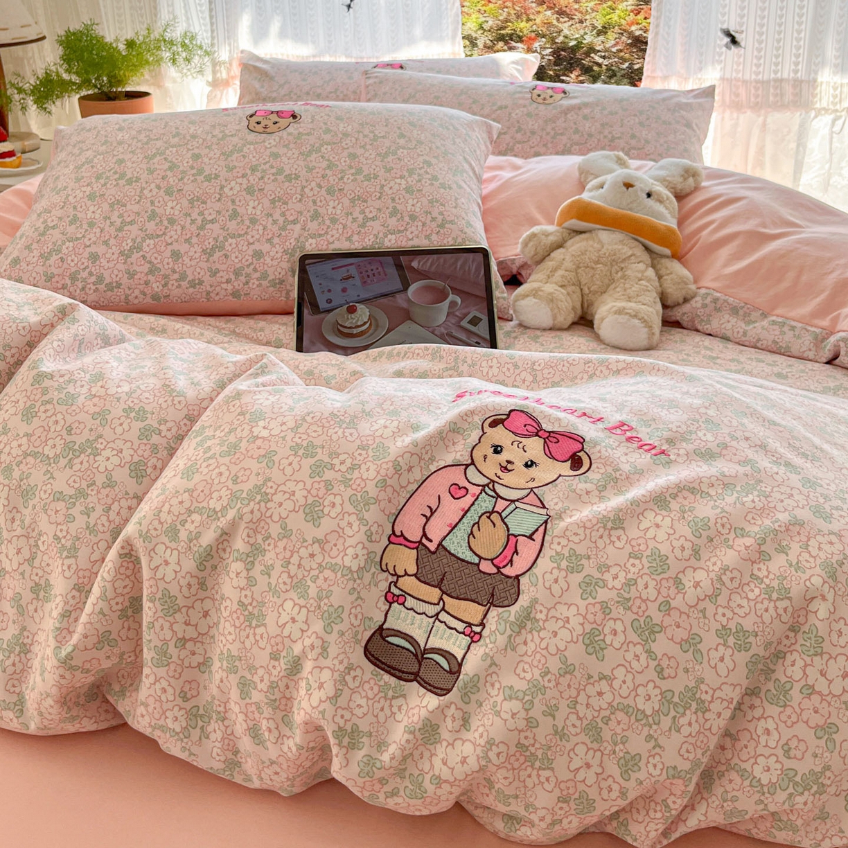 91家纺网 家纺一手货源 找家纺 优承佳生活馆 2026新款软糯云朵棉刺绣三件套四件套单被套小熊系列-系列二 蝴蝶结小熊