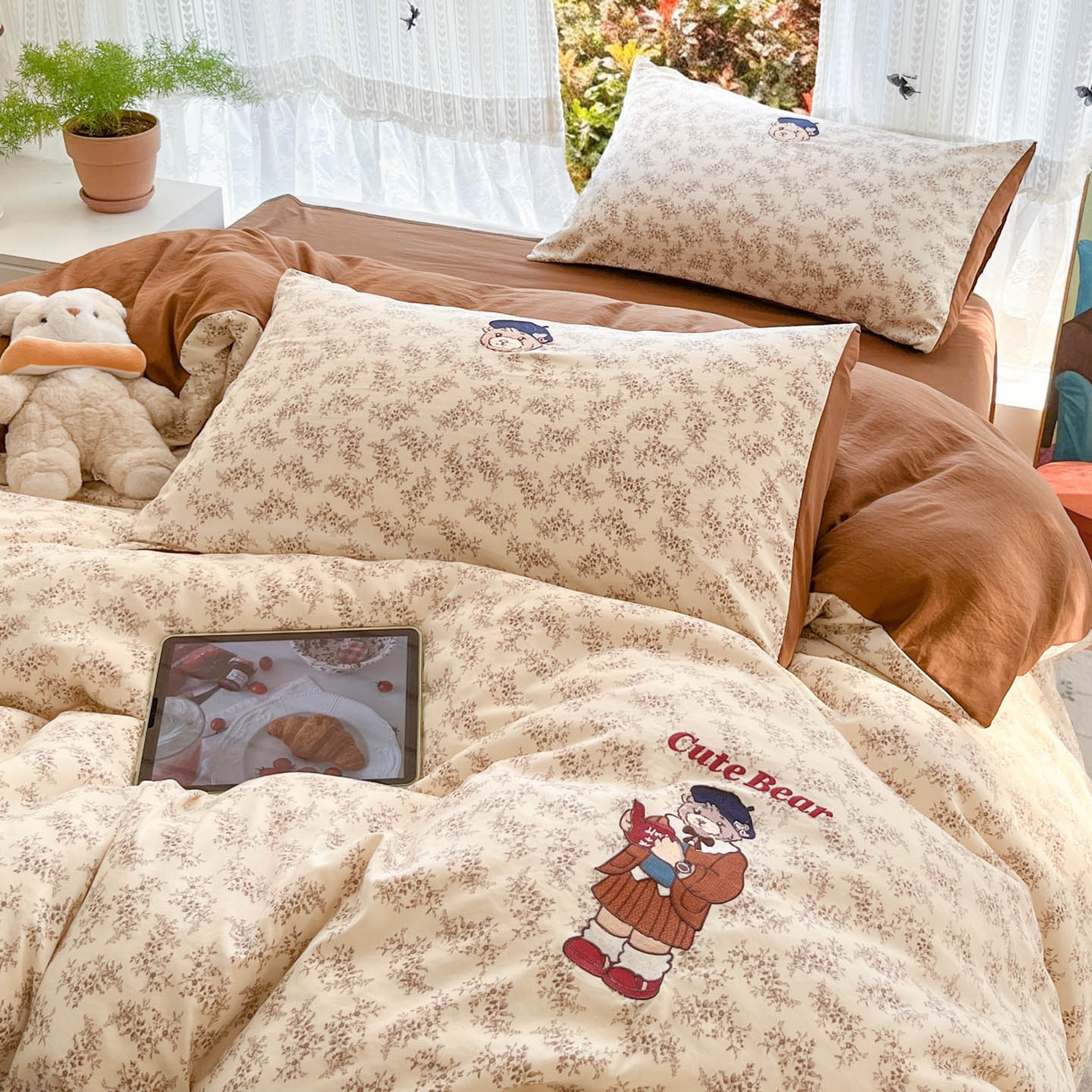 91家纺网 家纺一手货源 找家纺 优承佳生活馆 2026新款软糯云朵棉刺绣三件套四件套单被套小熊系列-系列二 花枝熊