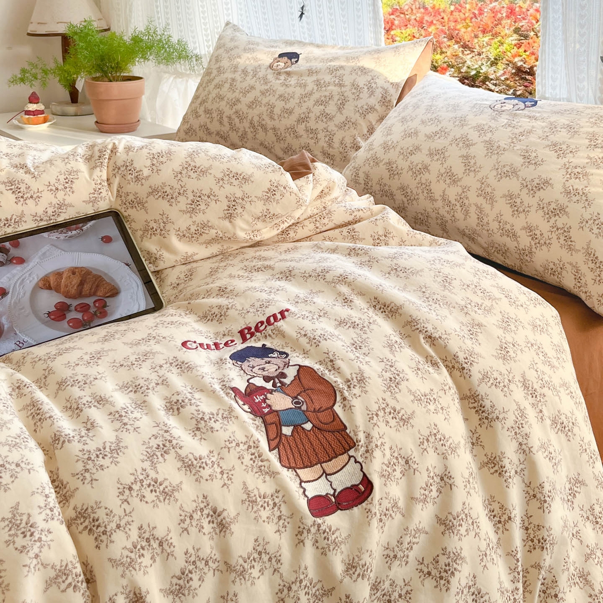 91家纺网 家纺一手货源 找家纺 优承佳生活馆 2026新款软糯云朵棉刺绣三件套四件套单被套小熊系列-系列二 花枝熊