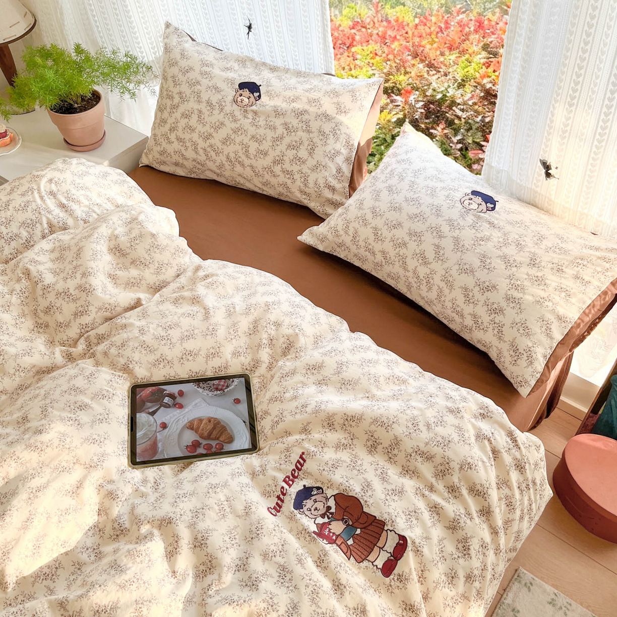 91家纺网 家纺一手货源 找家纺 优承佳生活馆 2026新款软糯云朵棉刺绣三件套四件套单被套小熊系列-系列二 花枝熊
