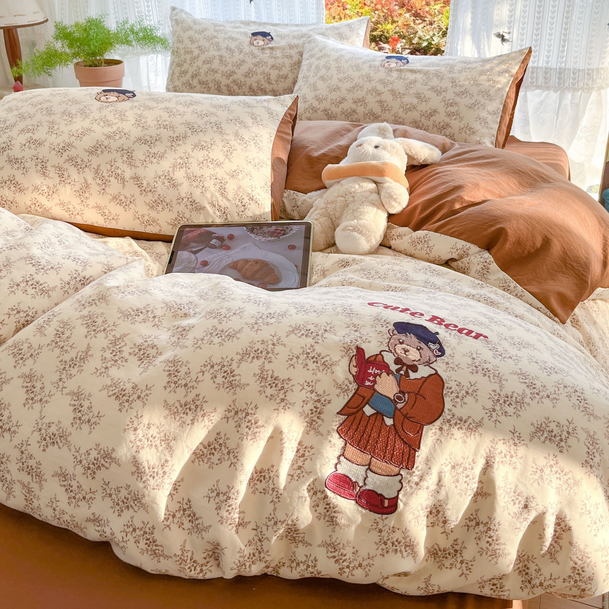 91家纺网 家纺一手货源 找家纺 优承佳生活馆 2026新款软糯云朵棉刺绣三件套四件套单被套小熊系列-系列二 花枝熊