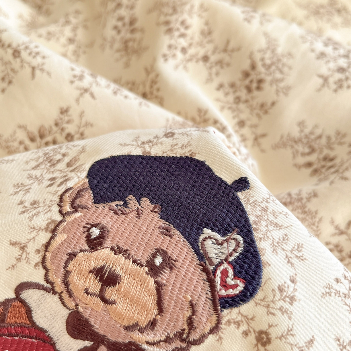 91家纺网 家纺一手货源 找家纺 优承佳生活馆 2026新款软糯云朵棉刺绣三件套四件套单被套小熊系列-系列二 花枝熊