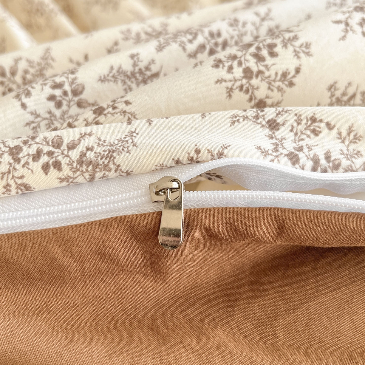 91家纺网 家纺一手货源 找家纺 优承佳生活馆 2026新款软糯云朵棉刺绣三件套四件套单被套小熊系列-系列二 花枝熊