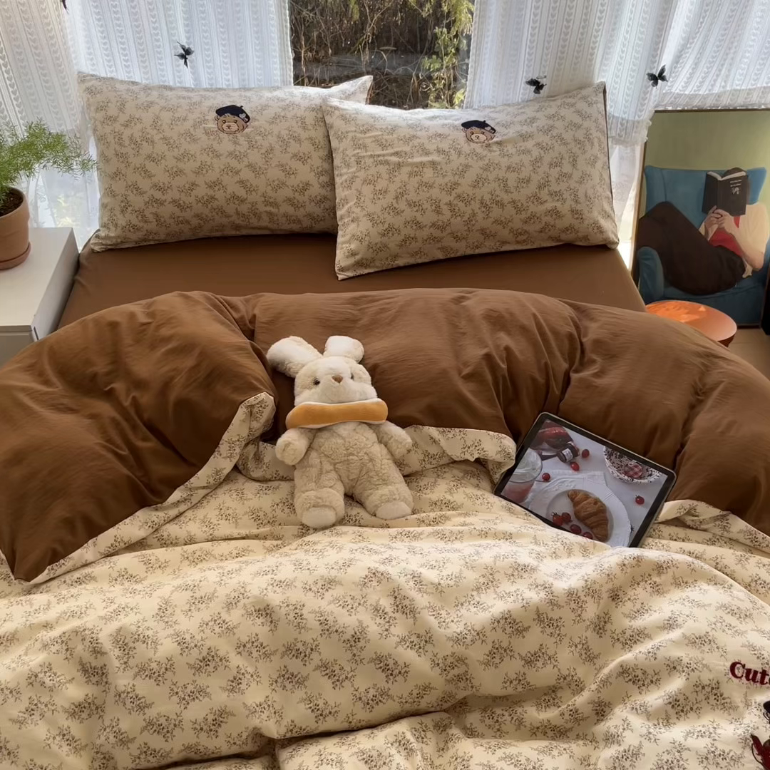 91家纺网 家纺一手货源 找家纺 优承佳生活馆 2026新款软糯云朵棉刺绣三件套四件套单被套小熊系列-系列二 花枝熊