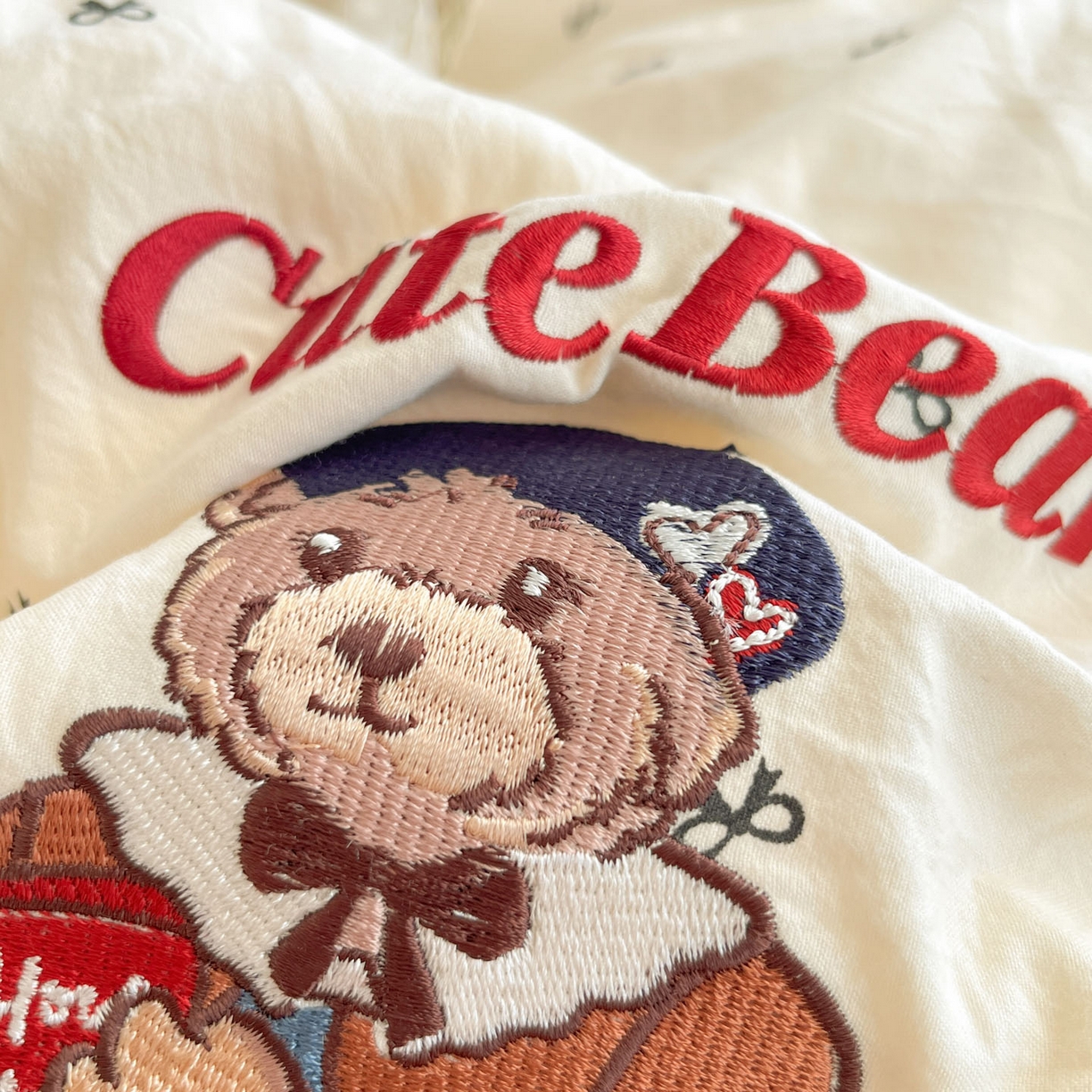 91家纺网 家纺一手货源 找家纺 优承佳生活馆 2026新款软糯云朵棉刺绣三件套四件套单被套小熊系列-系列二 看书熊