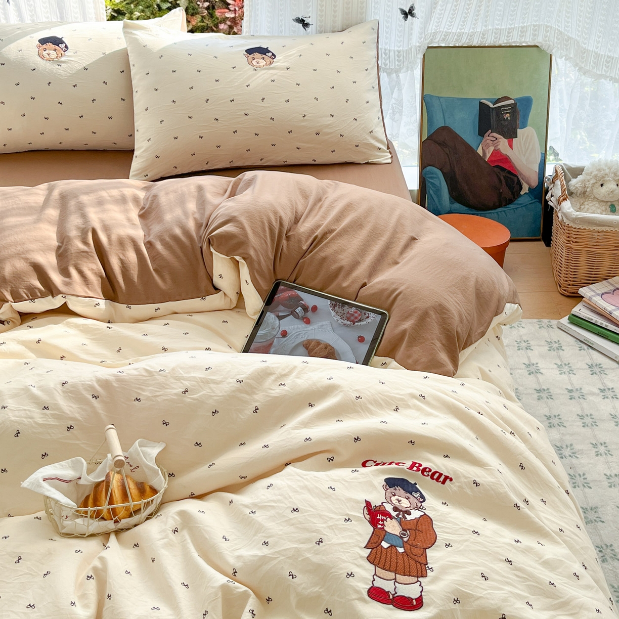 91家纺网 家纺一手货源 找家纺 优承佳生活馆 2026新款软糯云朵棉刺绣三件套四件套单被套小熊系列-系列二 看书熊