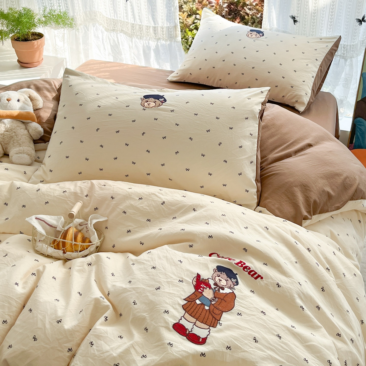 91家纺网 家纺一手货源 找家纺 优承佳生活馆 2026新款软糯云朵棉刺绣三件套四件套单被套小熊系列-系列二 看书熊