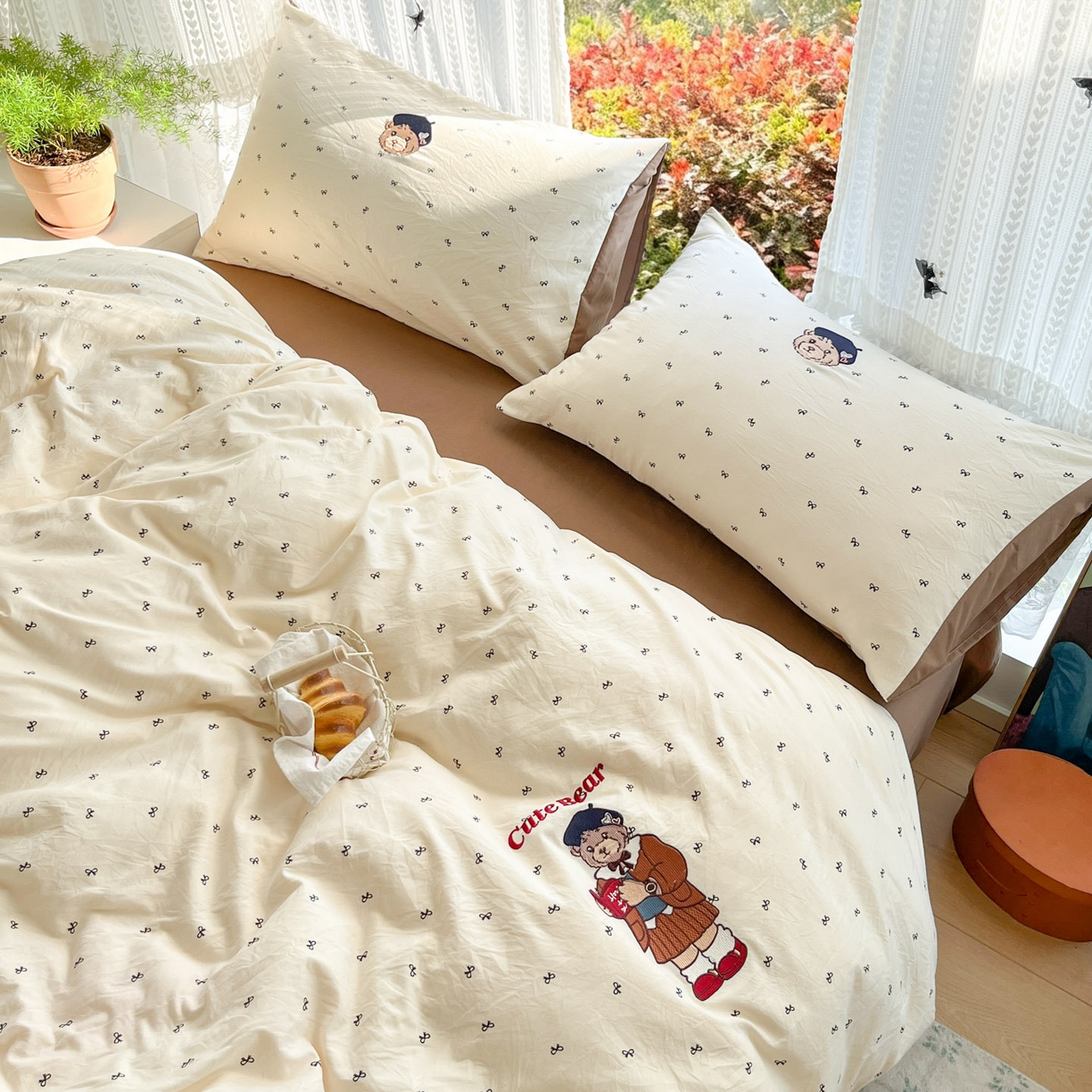91家纺网 家纺一手货源 找家纺 优承佳生活馆 2026新款软糯云朵棉刺绣三件套四件套单被套小熊系列-系列二 看书熊