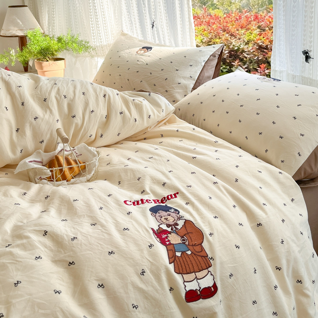 91家纺网 家纺一手货源 找家纺 优承佳生活馆 2026新款软糯云朵棉刺绣三件套四件套单被套小熊系列-系列二 看书熊