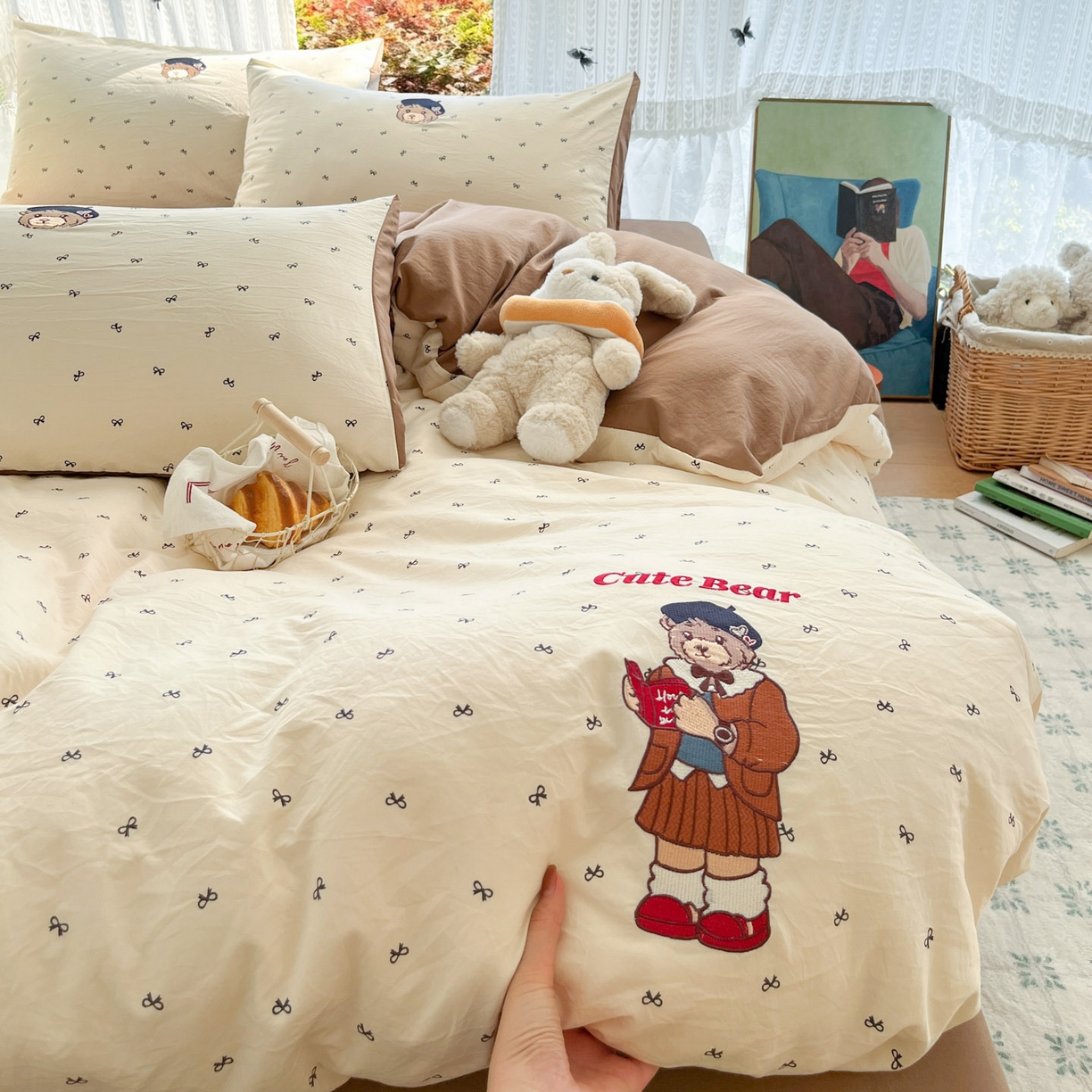 91家纺网 家纺一手货源 找家纺 优承佳生活馆 2026新款软糯云朵棉刺绣三件套四件套单被套小熊系列-系列二 看书熊