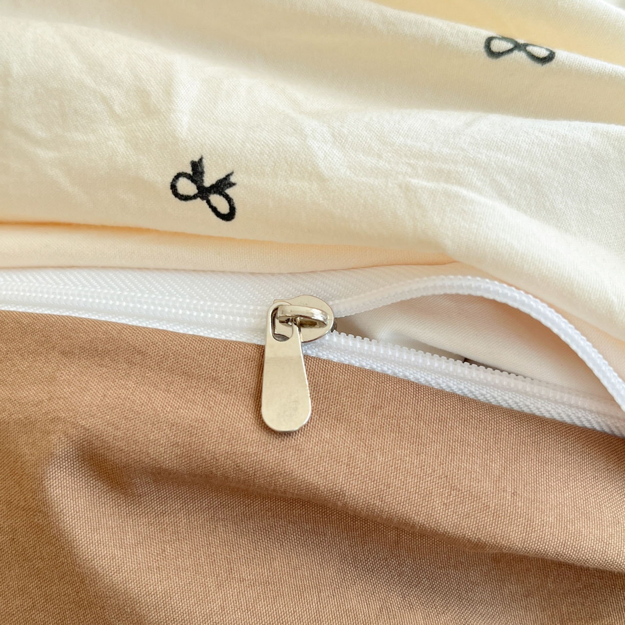 91家纺网 家纺一手货源 找家纺 优承佳生活馆 2026新款软糯云朵棉刺绣三件套四件套单被套小熊系列-系列二 看书熊