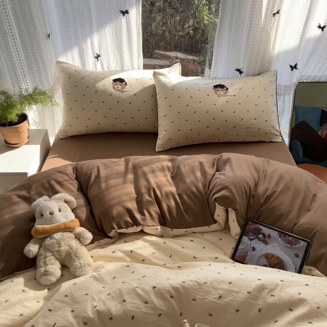 91家纺网 家纺一手货源 找家纺 优承佳生活馆 2026新款软糯云朵棉刺绣三件套四件套单被套小熊系列-系列二 看书熊