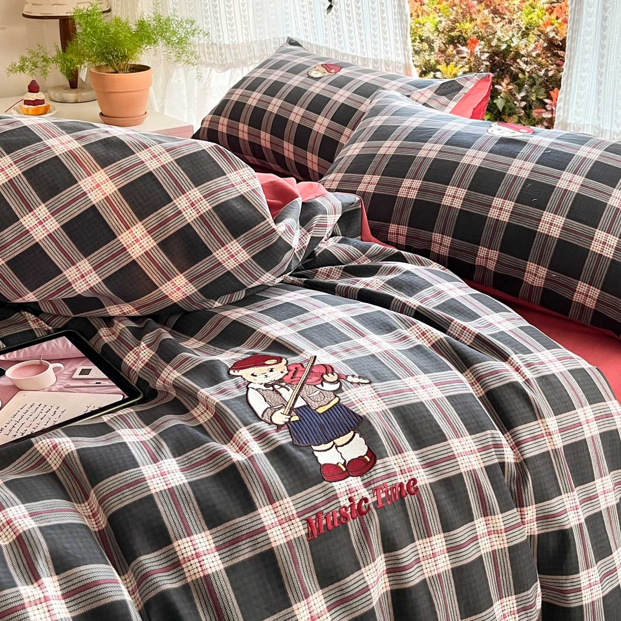 91家纺网 家纺一手货源 找家纺 优承佳生活馆 2026新款软糯云朵棉刺绣三件套四件套单被套小熊系列-系列二 小提琴熊