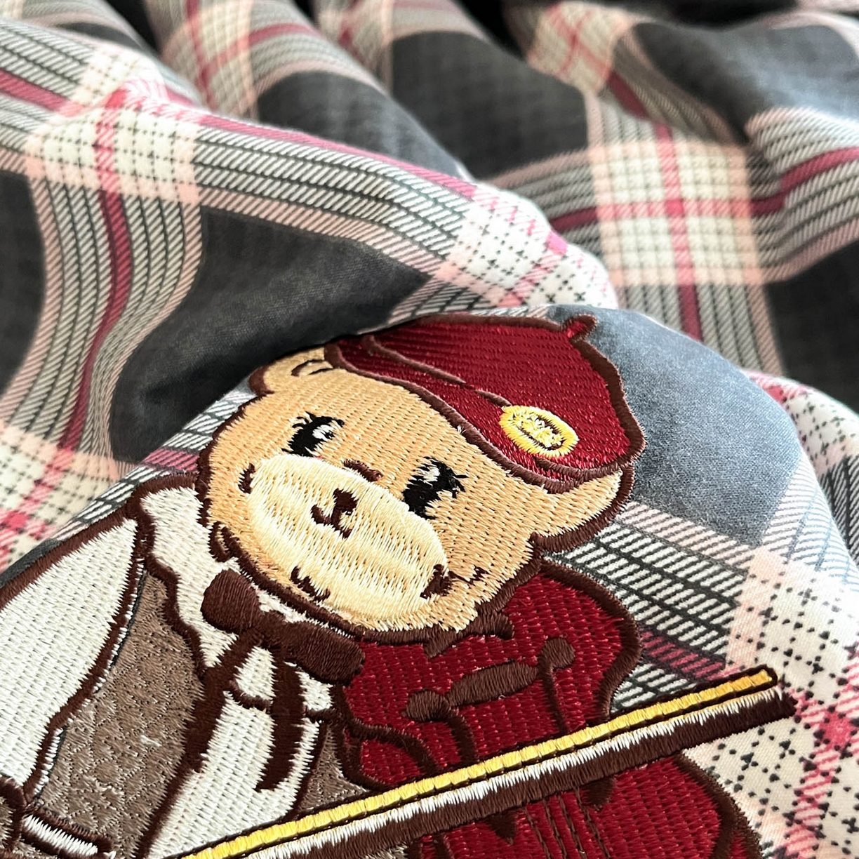 91家纺网 家纺一手货源 找家纺 优承佳生活馆 2026新款软糯云朵棉刺绣三件套四件套单被套小熊系列-系列二 小提琴熊