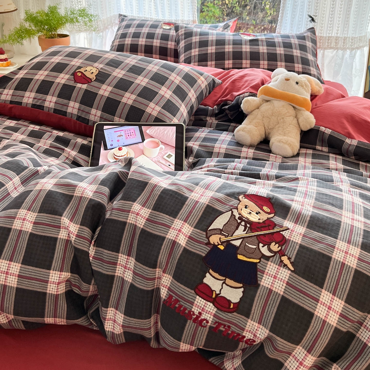 91家纺网 家纺一手货源 找家纺 优承佳生活馆 2026新款软糯云朵棉刺绣三件套四件套单被套小熊系列-系列二 小提琴熊