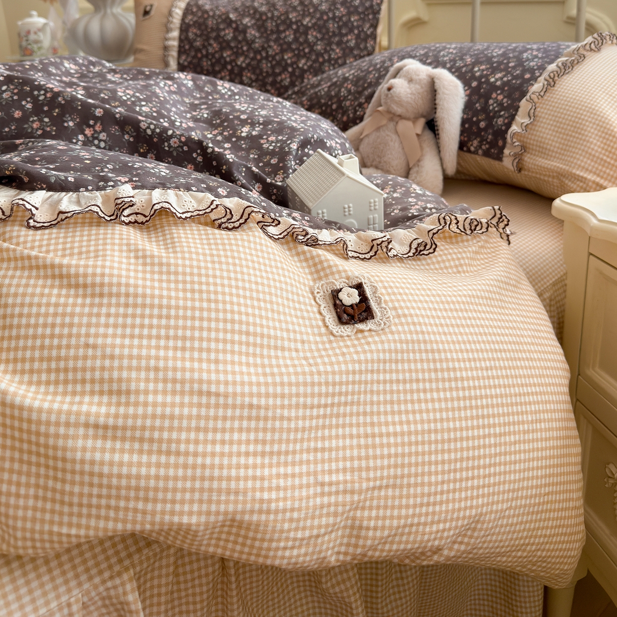 91家纺网 家纺一手货源 找家纺 安莱生活 2026年新品全棉纯棉小碎花刺绣花边款四件套-小碎花系列 漫语花