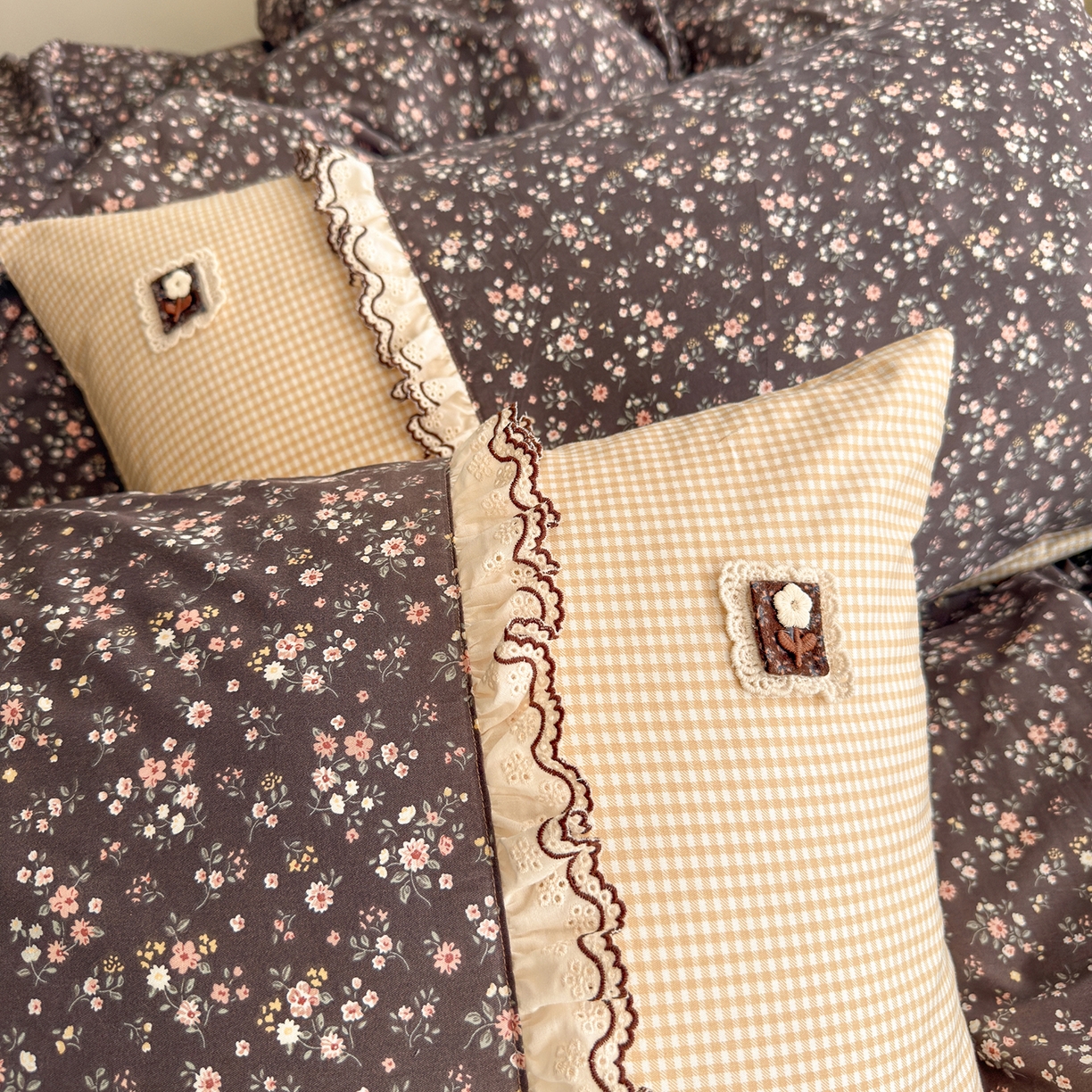 91家纺网 家纺一手货源 找家纺 安莱生活 2026年新品全棉纯棉小碎花刺绣花边款四件套-小碎花系列 漫语花