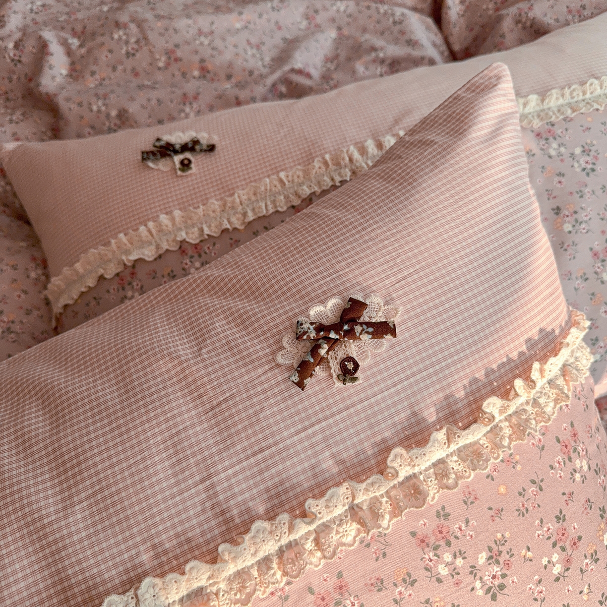 91家纺网 家纺一手货源 找家纺 安莱生活 2026年新品全棉纯棉小碎花刺绣花边款四件套-小碎花系列 花漾粉