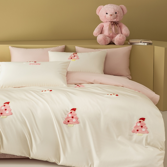 91家纺网 家纺一手货源 找家纺 （总）618家纺 2026新款A类100支全棉纯棉毛巾绣四件套-圣诞树系列