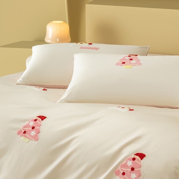 91家纺网 家纺一手货源 找家纺 （总）618家纺 2026新款A类100支全棉纯棉毛巾绣四件套-圣诞树系列