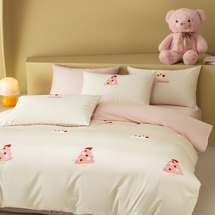 91家纺网 家纺一手货源 找家纺 （总）618家纺 2026新款A类100支全棉纯棉毛巾绣四件套-圣诞树系列